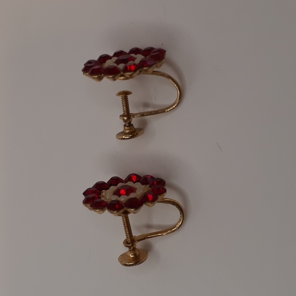 Vintage Red Rhinestone Floret Gold Tone Screw Back Earrings - Picture 2 of 5